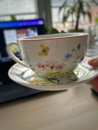 Dostala jsem takový krásný šálek 😍 Je k tomu i krásná konvička na čajíček