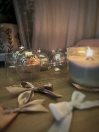 Něco pro vás chystám 😍 Musela jsem si tu kvůli tomu udělat trošičku Vánoční atmosféru. Svíčku jsem si zapálila asi po roce...