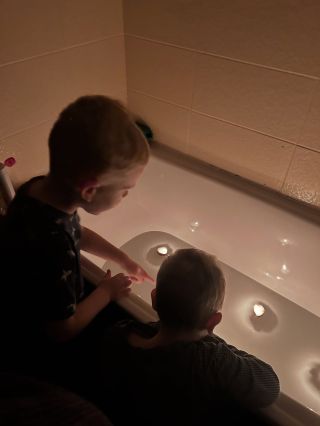 Skořápkové lodičky a krájení jablíček jsou pro mě nejkrásnější vánoční tradice. Znáte nějaké další? Užívejte si tento...